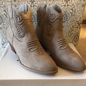 BNIB XOXO western style boots